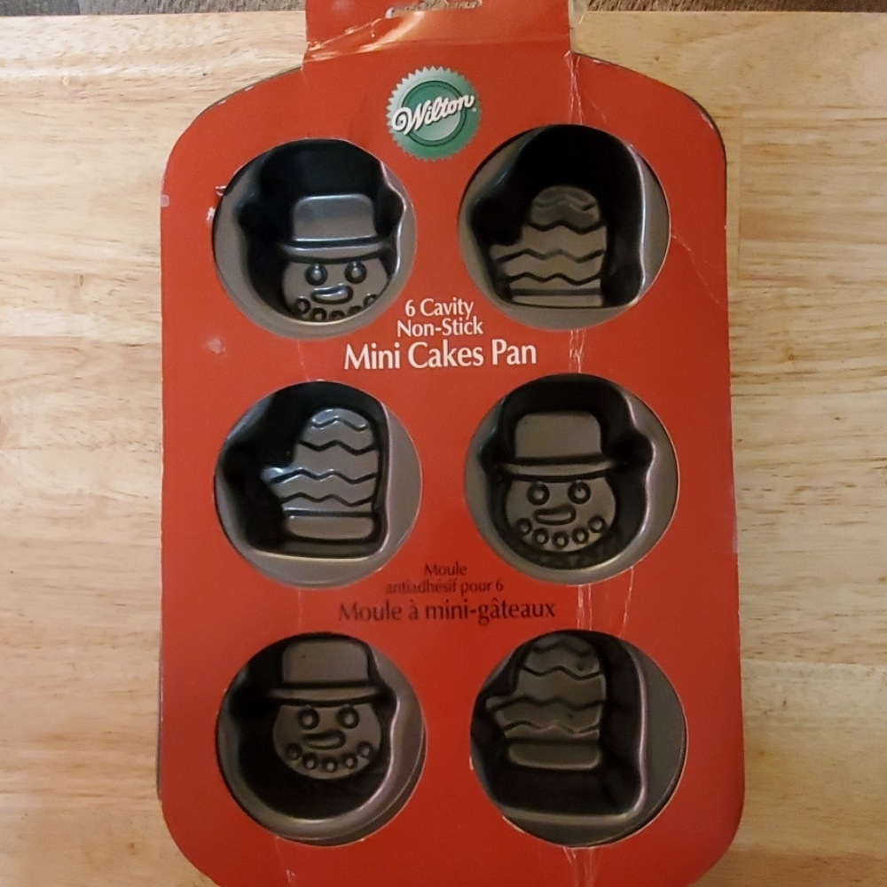 New 6 cavity non- stick mini cake pan